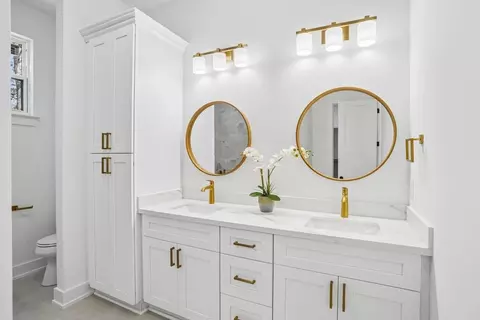 Bath - 1016 W 19th Ave, Covington, LA 70433 photo 2 of 5