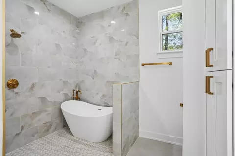 Bath - 1016 W 19th Ave, Covington, LA 70433 photo 3 of 5