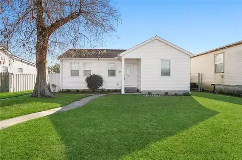9 Carroll Dr, Chalmette, LA 70043 photo 2