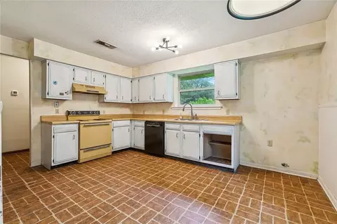 Kitchen - 23505 Harris Ct, Abita Springs, LA 70420 photo 2 of 2