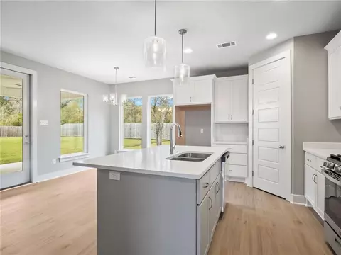 Kitchen - 72694 Robindale Dr, Covington, LA 70435 photo 1 of 3