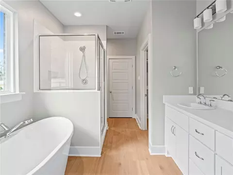 Bath - 72694 Robindale Dr, Covington, LA 70435 photo 1 of 4