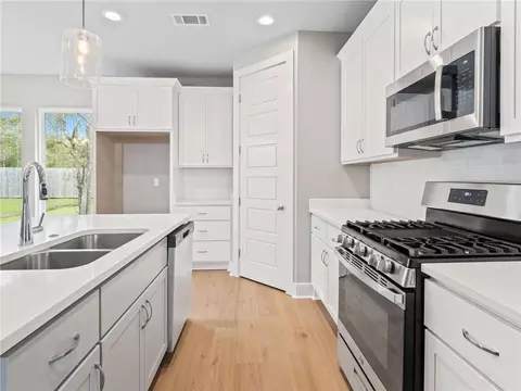 Kitchen - 72694 Robindale Dr, Covington, LA 70435 photo 3 of 3