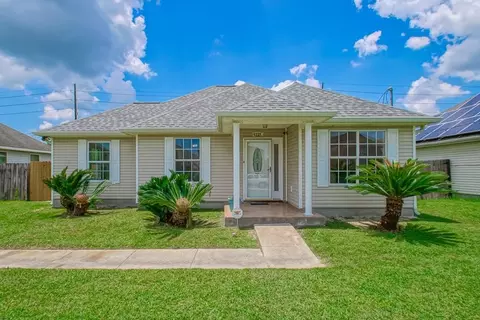 4236 Lac Bienville Dr, Harvey, LA 70058