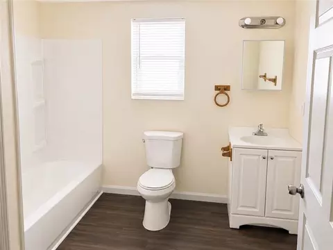 Bath - 438-440 Eiseman Ave, Marrero, LA 70072 photo 1 of 4