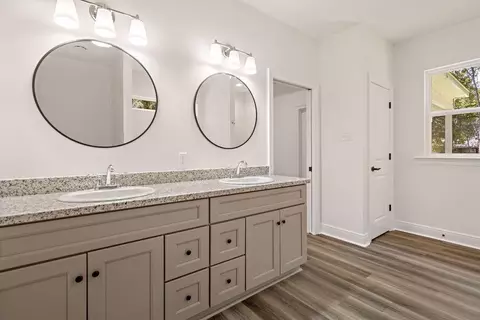 Bath - 1128 W 19th Ave, Covington, LA 70433 photo 2 of 3