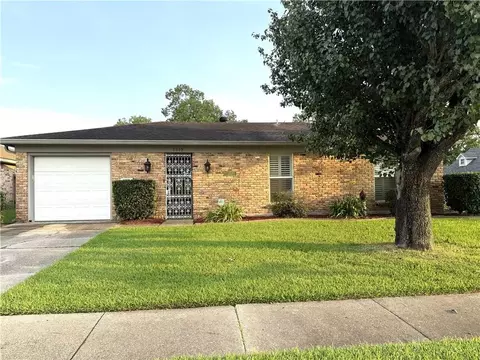 1812 Green Oak Dr, Gretna, LA 70056