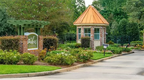 38 Arbor Ln, New Orleans, LA 70131