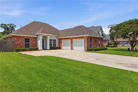 805 Country Cottage Blvd, Montz, LA 70068
