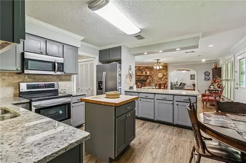 Kitchen - 20257 Lynda Dr, Springfield, LA 70462 photo 2 of 2