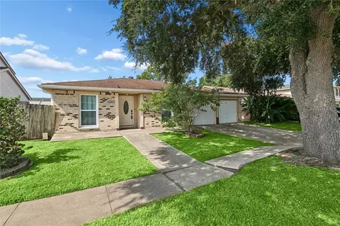 2533 Eastview Dr, Harvey, LA 70058