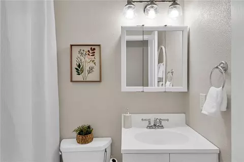 Bath - 914 Gassen St, Luling, LA 70070 photo 1 of 3