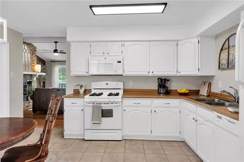 Kitchen - 914 Gassen St, Luling, LA 70070 photo 1 of 2