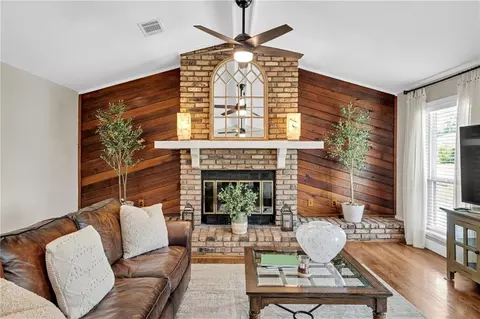 Living - 914 Gassen St, Luling, LA 70070 photo 1 of 2