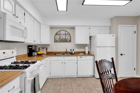 Kitchen - 914 Gassen St, Luling, LA 70070 photo 2 of 2