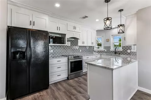 Kitchen - 315 Davis Dr, Luling, LA 70070 photo 2 of 2