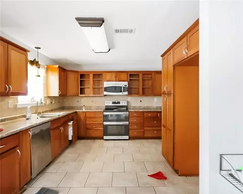 Kitchen - 213 Mimosa Ave, Luling, LA 70070 photo 2 of 2
