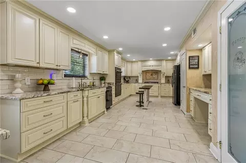 Kitchen - 15 W Levert Dr, Luling, LA 70070 photo 1 of 3