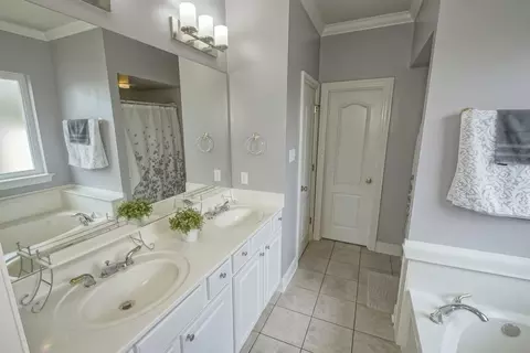 Bath - 214 Hawthorn Dr, Luling, LA 70070 photo 1 of 3