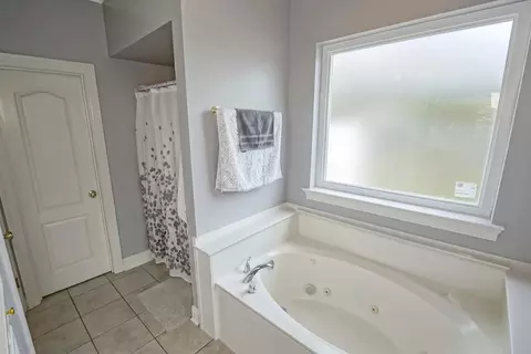 Bath - 214 Hawthorn Dr, Luling, LA 70070 photo 2 of 3