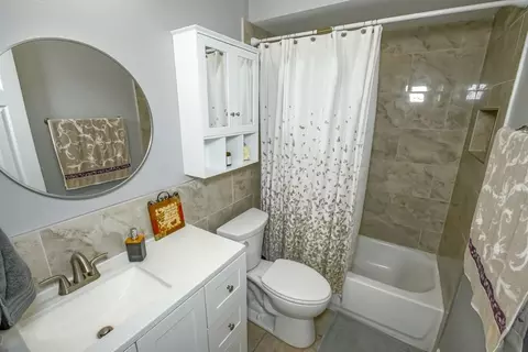 Bath - 214 Hawthorn Dr, Luling, LA 70070 photo 3 of 3