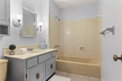Bath - 418 Oak Ln, Luling, LA 70070 photo 1 of 2