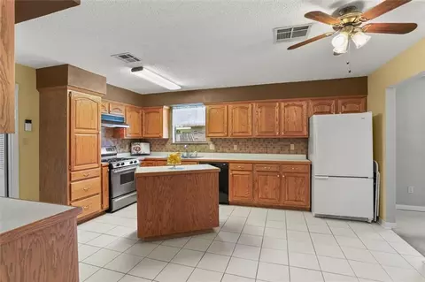 Kitchen - 418 Oak Ln, Luling, LA 70070 photo 2 of 3