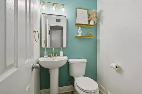 Bath - 231 Wright Ave #B, Terrytown, LA 70056 photo 3 of 3