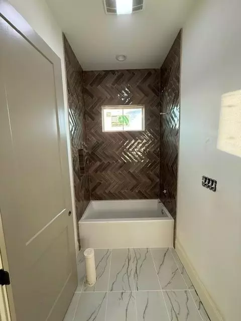 Bath - 429 La Branch Pl, Covington, LA 70433 photo 1 of 2