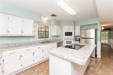 Kitchen - 7 Green Leaf Ln, Covington, LA 70435 photo 2 of 5