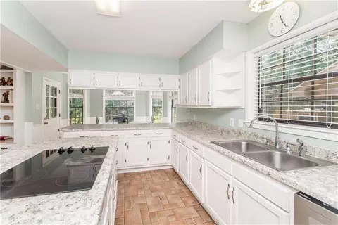Kitchen - 7 Green Leaf Ln, Covington, LA 70435 photo 3 of 5