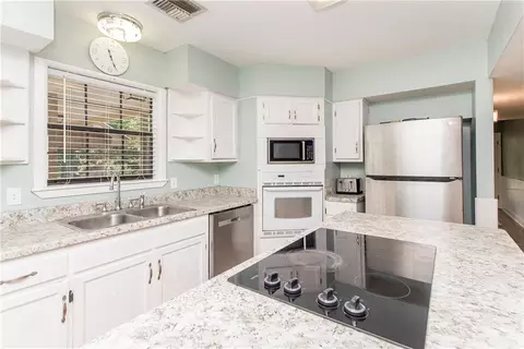 Kitchen - 7 Green Leaf Ln, Covington, LA 70435 photo 4 of 5