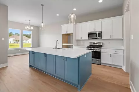 Kitchen - 72657 Robindale Dr, Covington, LA 70435 photo 2 of 4