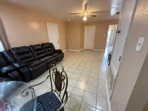 Living - 920 27th St, Kenner, LA 70062 photo 2 of 3