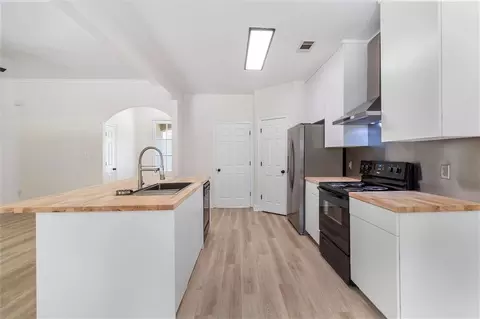 Kitchen - 73104 Penn Mill Rd, Covington, LA 70435 photo 1 of 1