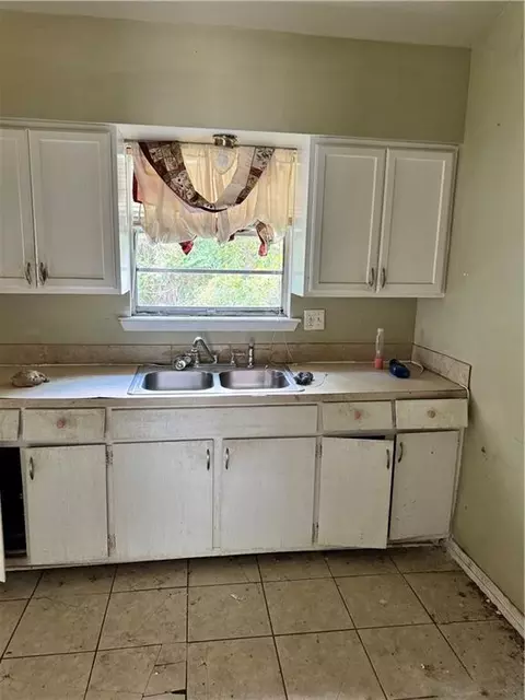 Kitchen - 611 E Park Ave, Hammond, LA 70403 photo 2 of 3