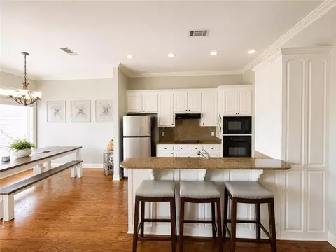 Kitchen - 32870 Rivergate Cir, Springfield, LA 70462 photo 2 of 3