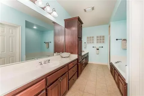 Bath - 32870 Rivergate Cir, Springfield, LA 70462 photo 2 of 4