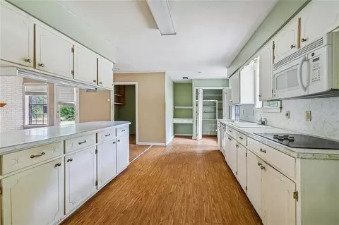 Kitchen - 18536 Highway 40 Hwy, Covington, LA 70435 photo 1 of 2