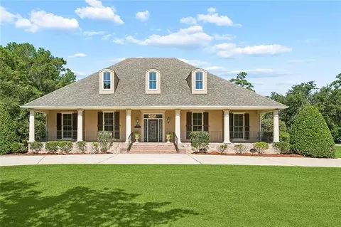 525 Pelican Ridge Dr, Madisonville, LA 70447