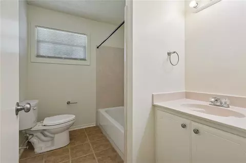 Bath - 129 Celia Dr, Luling, LA 70070 photo 1 of 2
