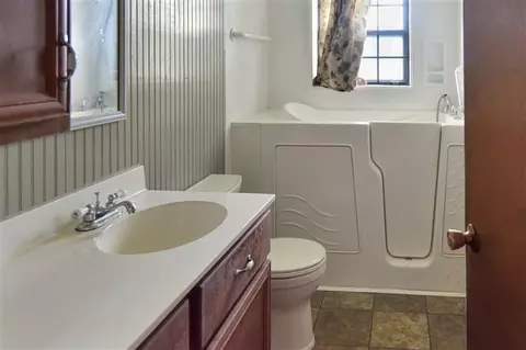 Bath - 308 Oak Ln, Luling, LA 70070 photo 1 of 2