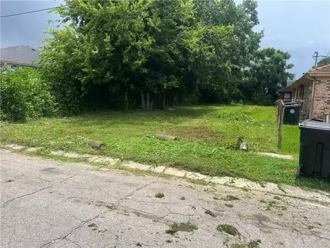 6042 Kuebel Dr, New Orleans, LA 70126