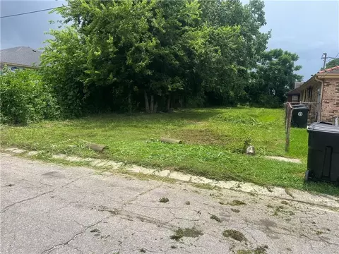 6042 Kuebel Dr, New Orleans, LA 70126