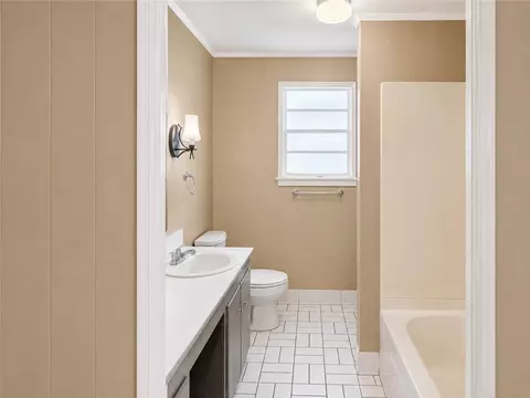 Bath - 426 E Jesse Jones St, Covington, LA 70433 photo 1 of 2