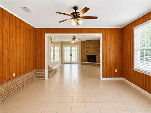 Living - 426 E Jesse Jones St, Covington, LA 70433 photo 1 of 3