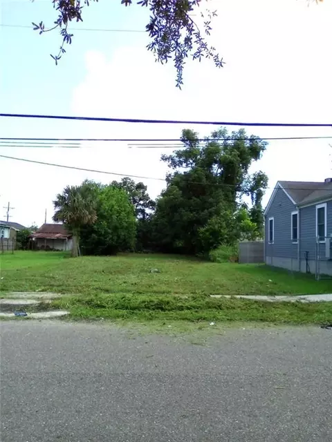 2027 Deslonde St, New Orleans, LA 70117