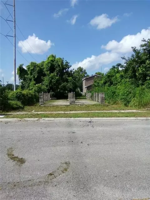 2926 Laussat Pl, New Orleans, LA 70117