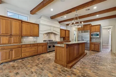 Kitchen - 271 Morningside Dr, Mandeville, LA 70448 photo 2 of 6