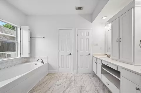 Bath - 305 Stallion Ct, Covington, LA 70435 photo 2 of 4